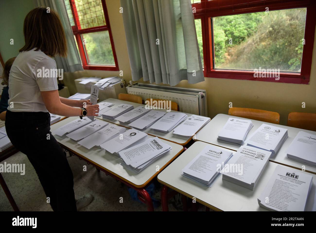 Athen, Griechenland. 21. Mai 2023. Die Wahllokale bereiten Wahlzettel für die Wähler vor. (Kreditbild: © Nikolas Georgiou/ZUMA Press Wire) NUR REDAKTIONELLE VERWENDUNG! Nicht für den kommerziellen GEBRAUCH! Kredit: ZUMA Press, Inc./Alamy Live News Stockfoto