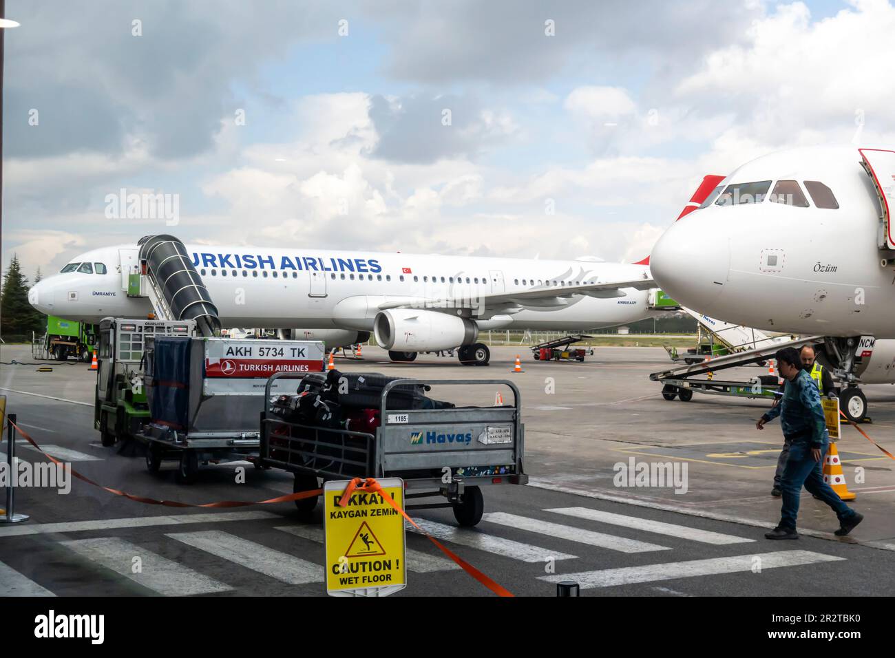 Turkish Airlines Flugzeug auf Tarmac, Kayseri Flughafen Türkei. Gepäckwagen. Gepäckwagen Rollbahn Stockfoto