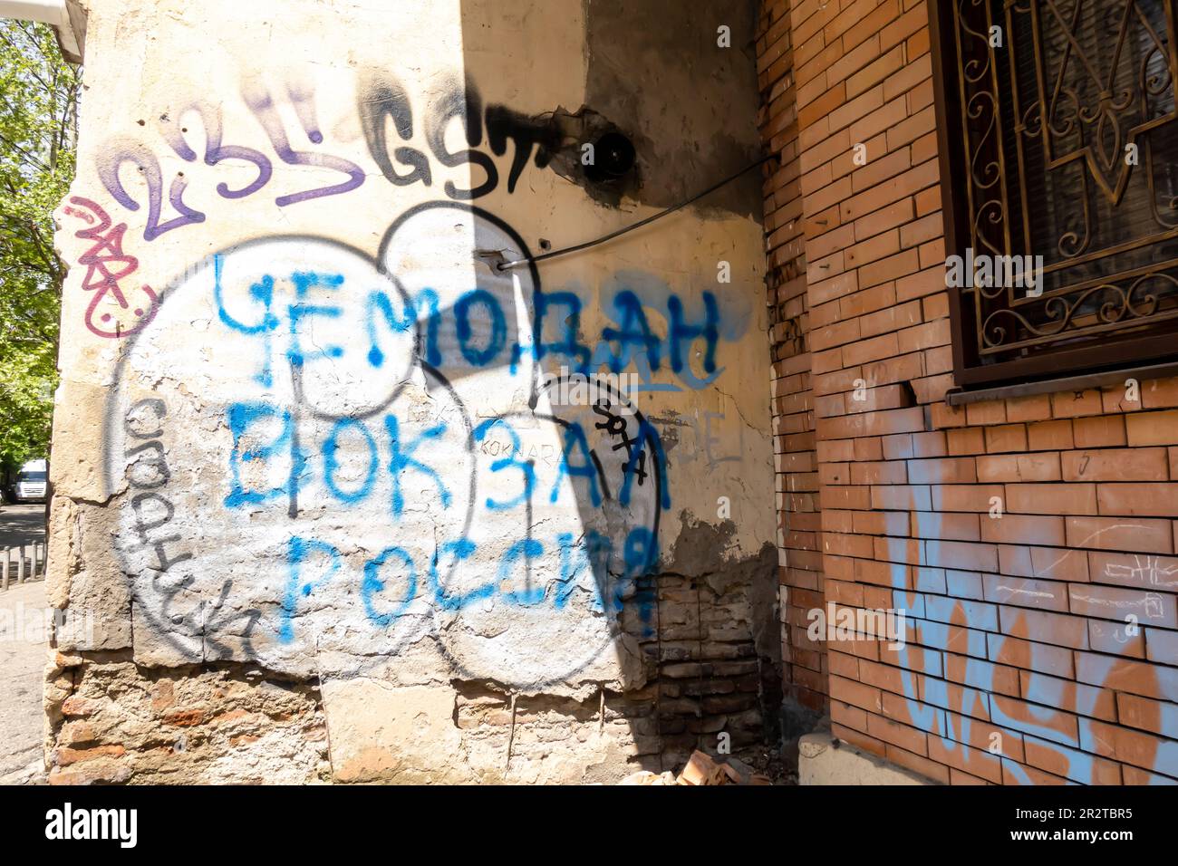 Anti-Russland-Graffiti in Tiflis. "Koffer - Bahnhof - Russland" steht auf einem Gebäude und schickt Russen nach Hause. Georgische antirussische Stimmung. Stockfoto