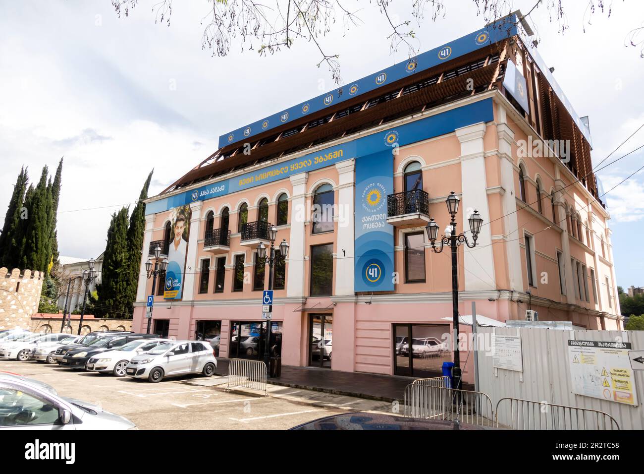 Georgischer Traum - Zentralbüro. Georgische Traumfraktion, georgische politische Parteiflaggen und Banner. Tiflis, Georgien Stockfoto