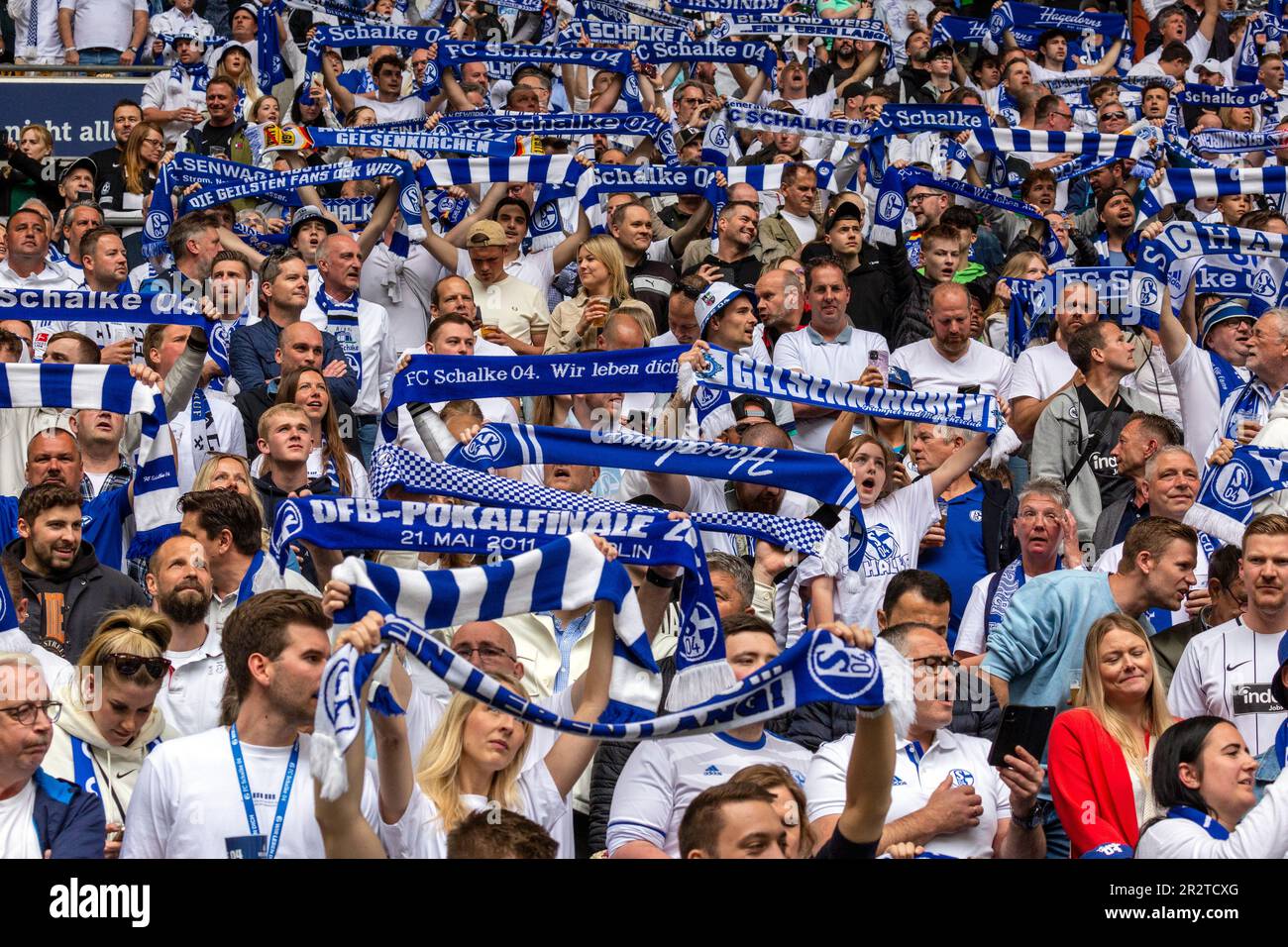 Sport, Fußball, Bundesliga, 2022/2023, FC Schalke 04 vs. SG Eintracht Frankfurt 2-2, Veltins Arena Gelsenkirchen, Spaß und Begeisterung bei den Schalke Fußballfans, die ihren Vereinsschal zeigen, VERBIETEN die DFL-VORSCHRIFTEN DIE VERWENDUNG VON FOTOS ALS BILDSEQUENZEN UND/ODER QUASI-VIDEO Stockfoto