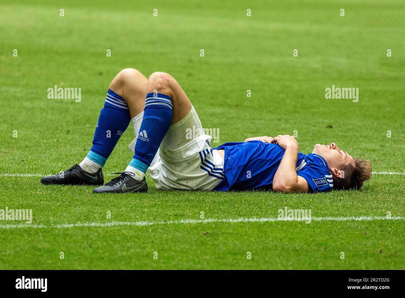 Sport, Fußball, Bundesliga, 2022/2023, FC Schalke 04 vs. SG Eintracht Frankfurt 2-2, Veltins Arena Gelsenkirchen, Frustration nach dem Ende des Spiels ist Cedric Christian Brunner (S04) frustriert und ermüdend, die DFL-VORSCHRIFTEN VERBIETEN DIE VERWENDUNG VON FOTOS ALS BILDSEQUENZEN UND/ODER QUASI-VIDEO Stockfoto