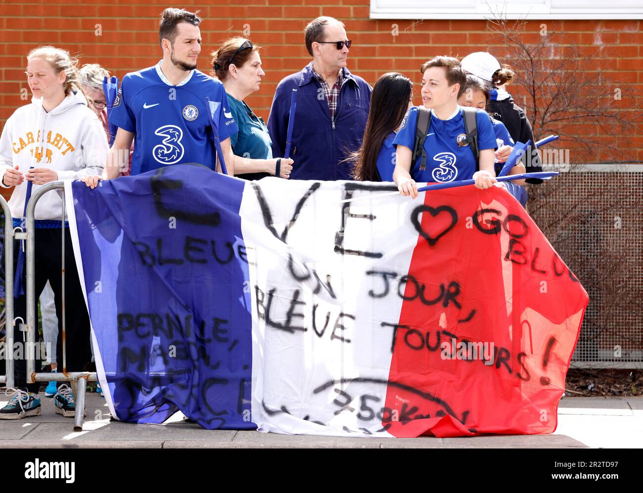 Chelsea-Fans zeigen ihre Unterstützung vor dem Barclays Women's Super League-Spiel in Kingsmeadow, Kingston upon Thames. Foto: Sonntag, 21. Mai 2023. Stockfoto