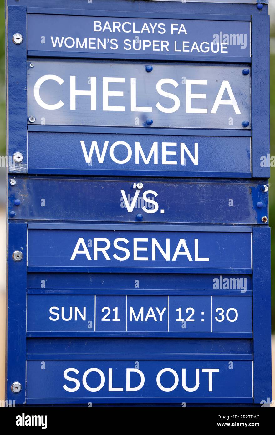 Die Schilder vor dem Boden zeigen, dass das Barclays Women's Super League-Spiel in Kingsmeadow, Kingston upon Thames, ausverkauft ist. Foto: Sonntag, 21. Mai 2023. Stockfoto