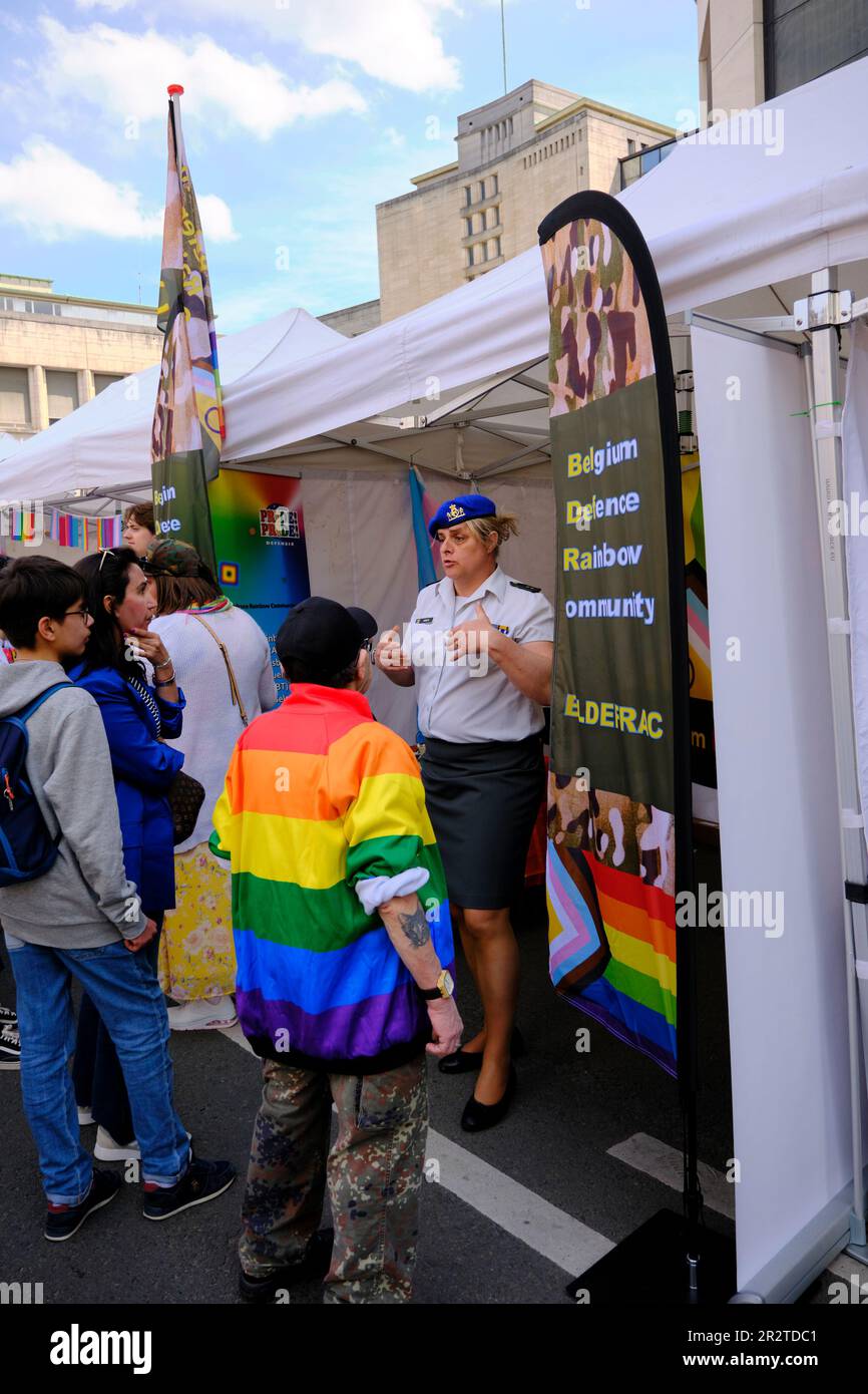 Belgischer Transgender-Polizist, der der Öffentlichkeit Gay Pride Brüssel 2023 erklärt Stockfoto