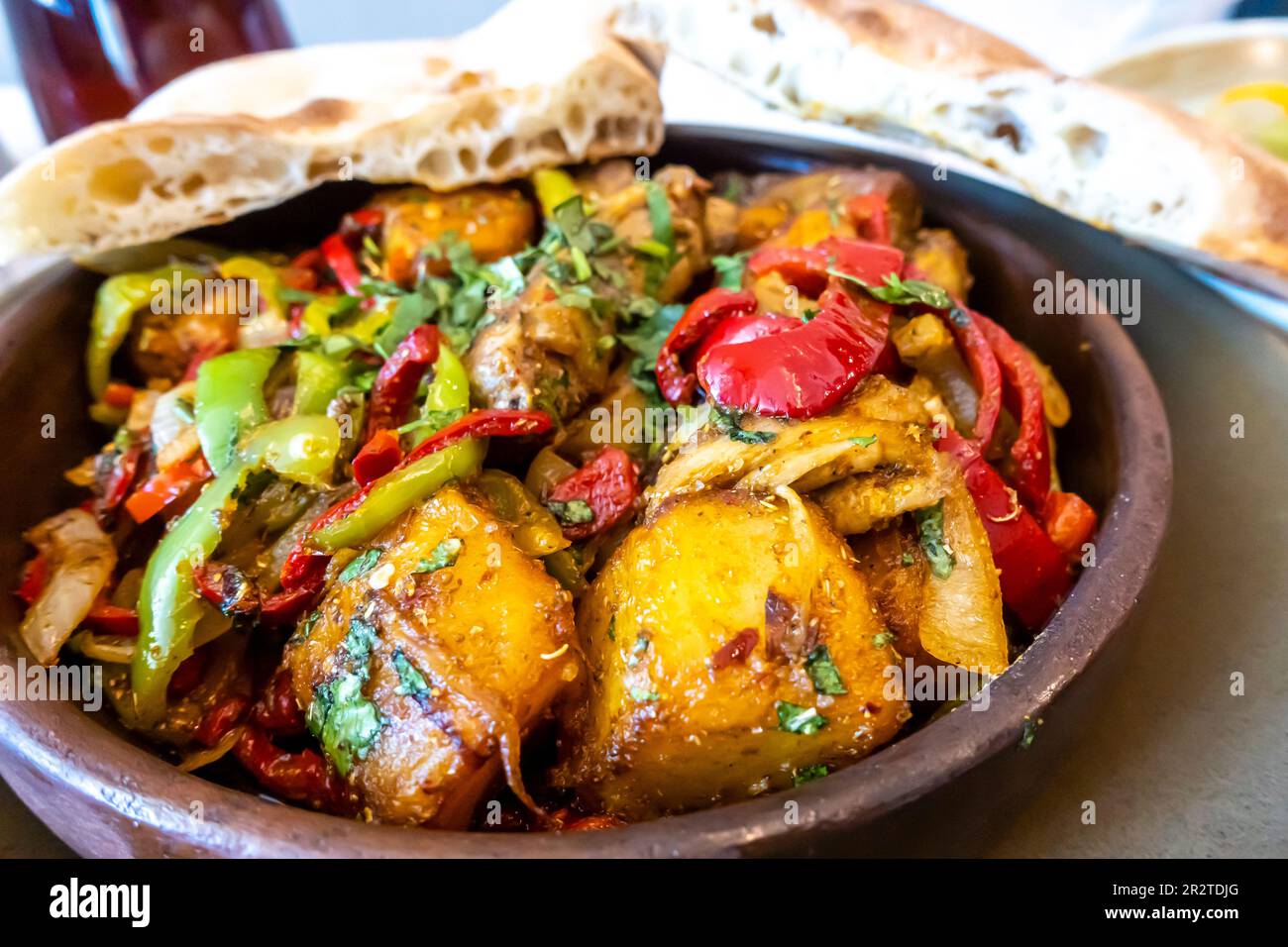 Odjakhuri – Fleisch mit Fleischgerichten mit Kartoffeln, Kräutern und Gemüse. Georgianisches Essen heißt "Familie". Stockfoto