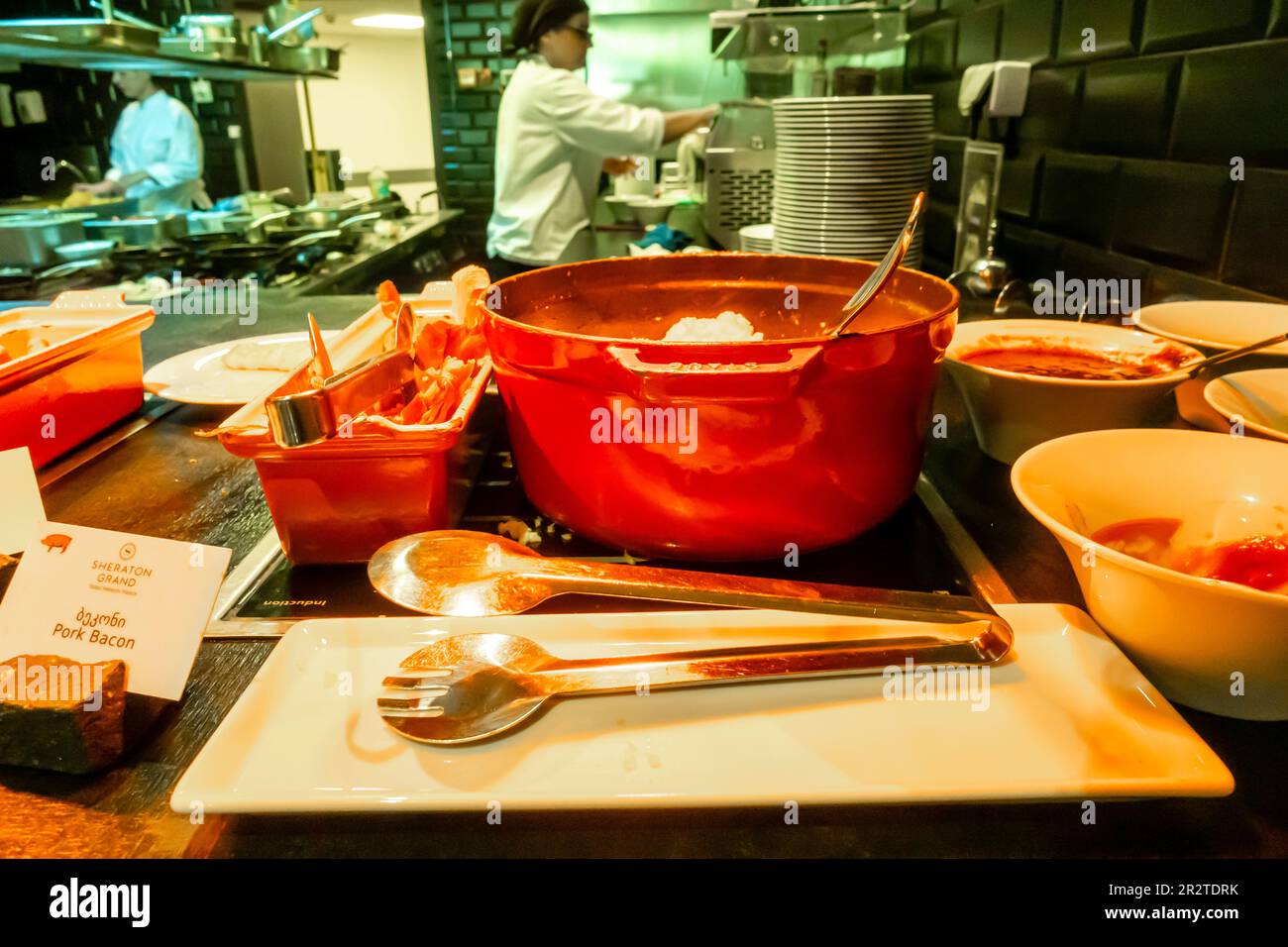 Frühstücksbereich, Küche. Im Sheraton Hotel Tbilisi Georgia wird Schweinespeck zum Frühstück serviert Stockfoto