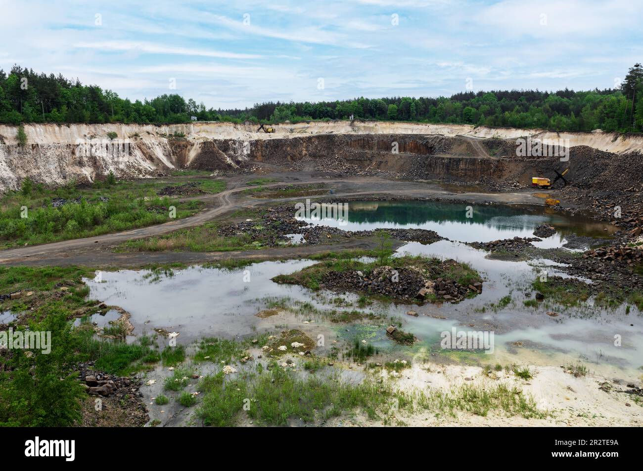 Abbau von Ressourcen in einem Steinbruch. Granitsteinbruch im Sommer. Steinbruch Stockfoto