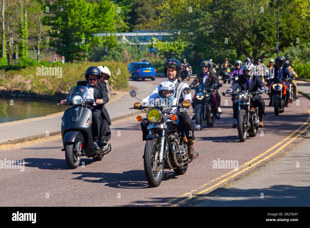 Poole, Dorset, Großbritannien. 21. Mai 2023 Bournemouth and Poole Distinguished Gentlemen’s Ride ist eine von vielen weltweit jährlich stattfindende Veranstaltung, um Geld und Bewusstsein für die Gesundheit von Männern zu schaffen. Im Rahmen der Fahrt fahren Hunderte von Motorrädern, viele davon im Vintage-Stil, durch den Poole Park auf dem Weg nach Bournemouth mit vielen ihrer Fahrer, die angemessen gekleidet sind, in Krawatten im Retro-Stil, Schnurrbart und Tweeds an einem schönen sonnigen Tag. Quelle: Carolyn Jenkins/Alamy Live News Stockfoto