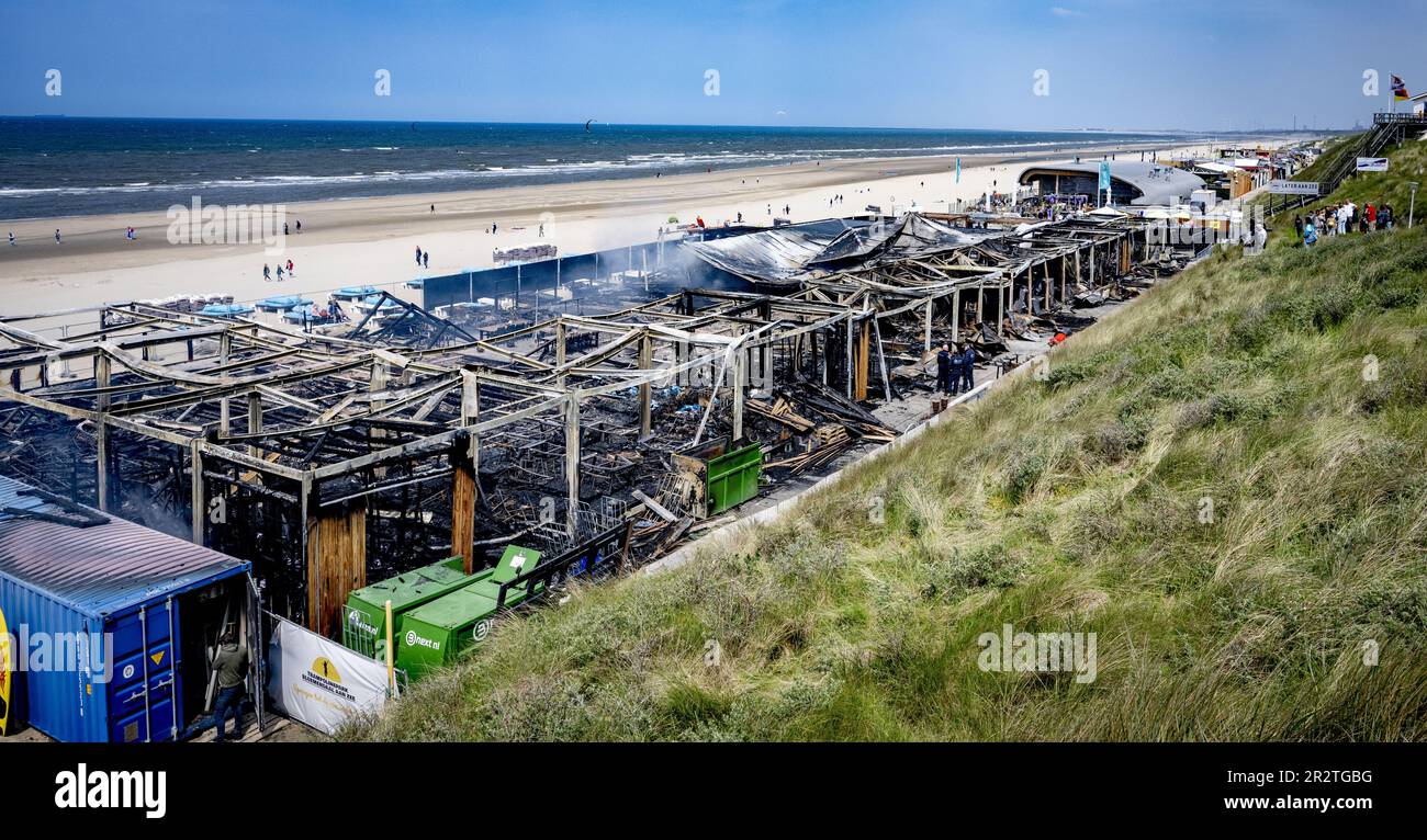 BLOEMENDAAL: Strandbesucher in der abgebrannten Strandbar Bloomingdale. Die Besitzer des berühmten Beach Clubs in Bloemendaal aan Zee sind sehr verwirrt und sehr traurig über das Abbrennen ihres berühmten Beach Pavillons. ANP ROBIN UTRECHT netherlands Out - belgium Out Credit: ANP/Alamy Live News Stockfoto