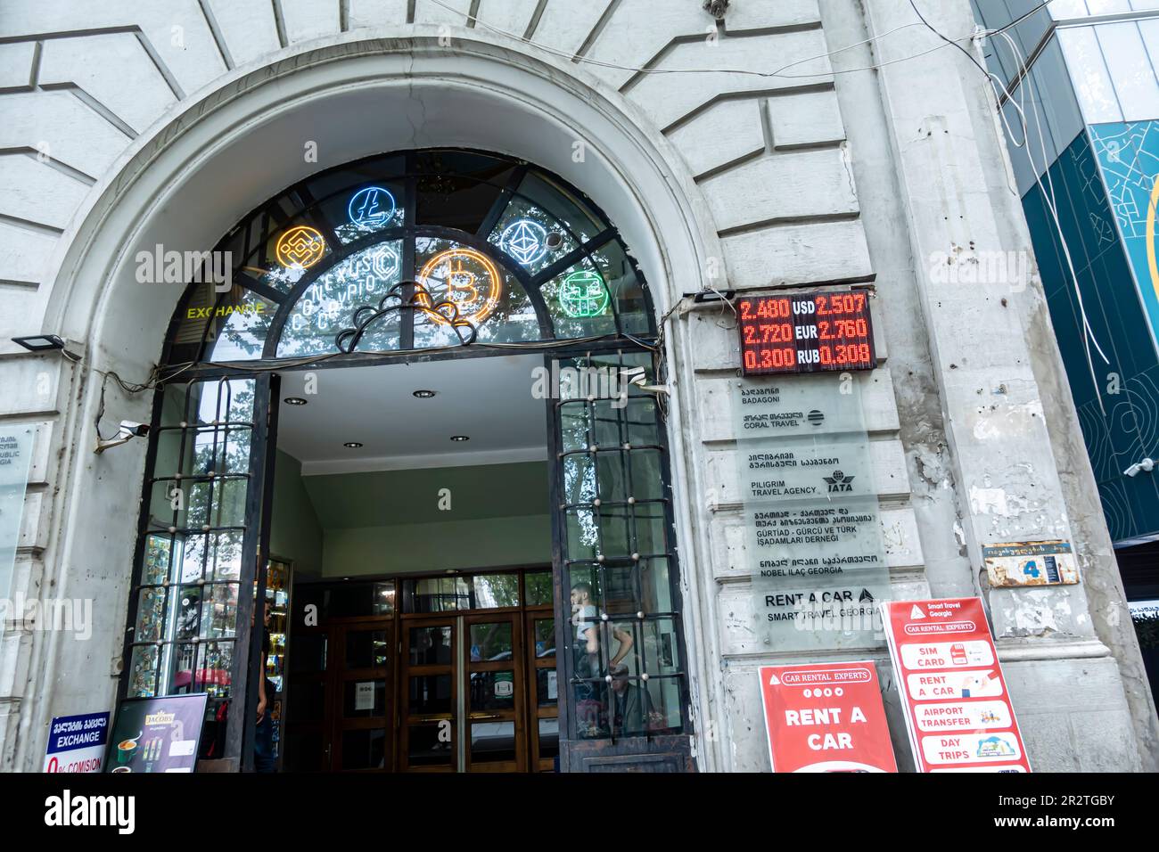 Geldwechsel Tiflis, Bitcoin Cryptocurrency Exchange Kiosk in einem historischen Gebäude im Zentrum von Tiflis Georgia Stockfoto