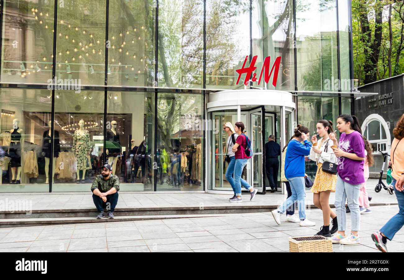H&M Bekleidungsgeschäft in Tiflis, Georgia Stockfoto
