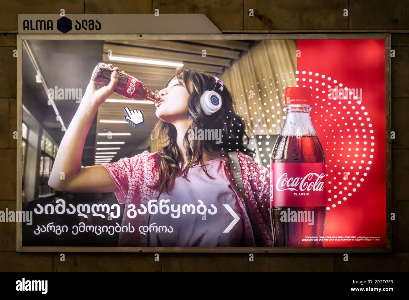 Coca-Cola-Werbeposter in Metro Tiflis, Georgia Stockfoto