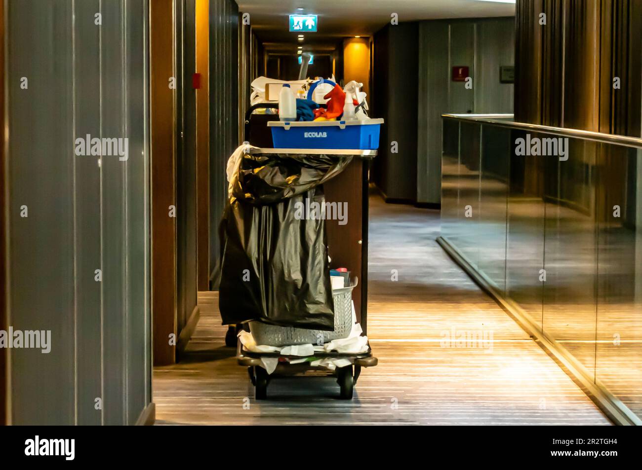 Housekeeping-Wagen in einem Hotelflur. Putzdienst Housekeeping Trolley neben einem Zimmereingang Stockfoto