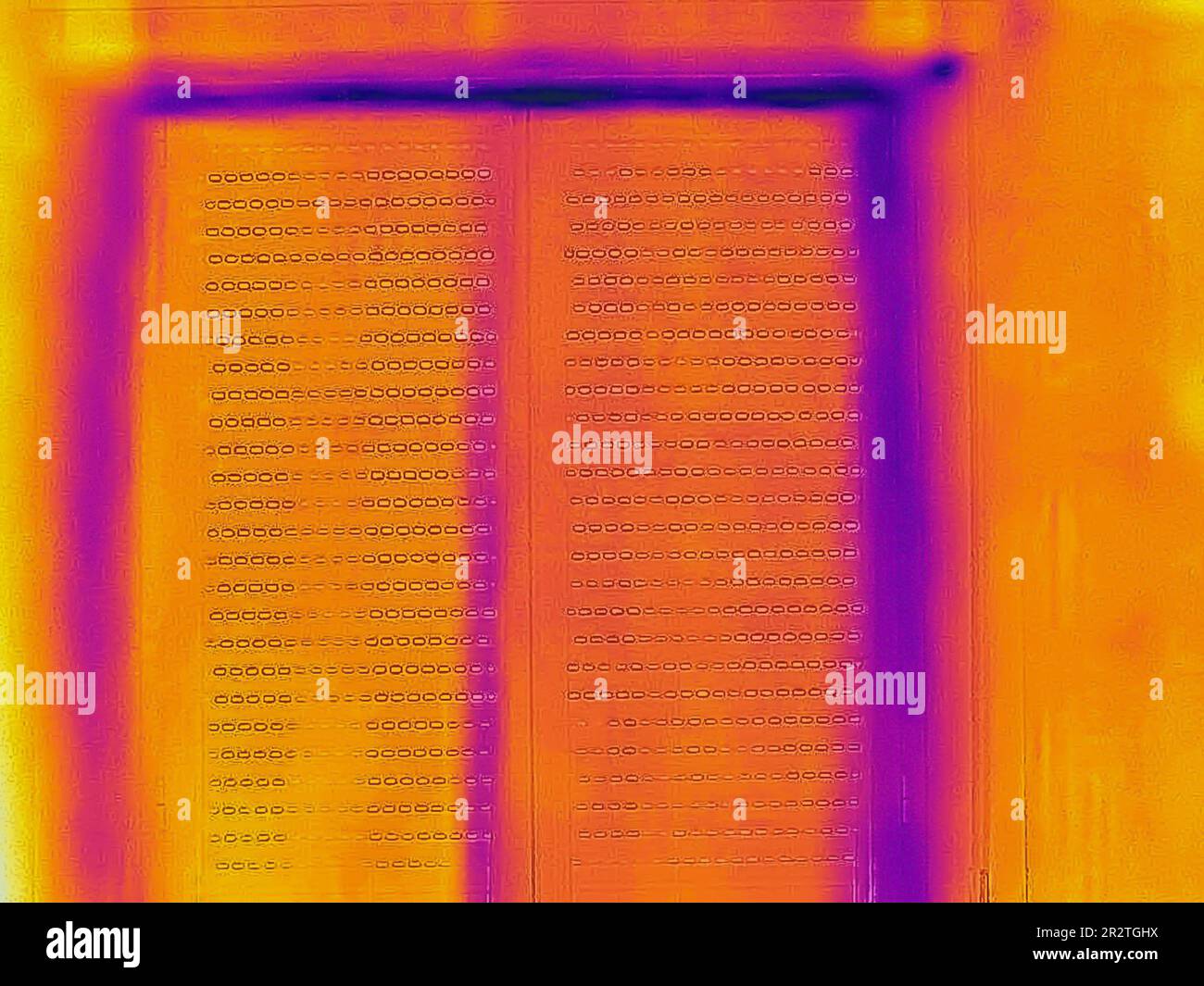 Ein Wärmebild eines mit einer Infrarot-Wärmebildkamera aufgenommenen Hausfensters, das verschiedene Temperaturen anzeigt. Wärmedämmung und Luftdichtigkeit Stockfoto