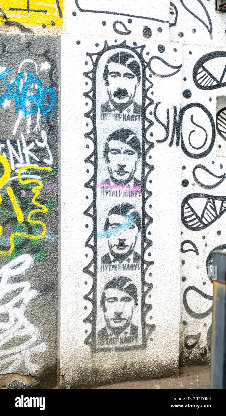 Wandbild Putler kaput. Wandbilder, die Putin mit Schnurrbart darstellen, wie Hitler, Путлер Капут, auf Russisch geschrieben. Politische Wandmalpolitik in Tiflis-Georgien Stockfoto