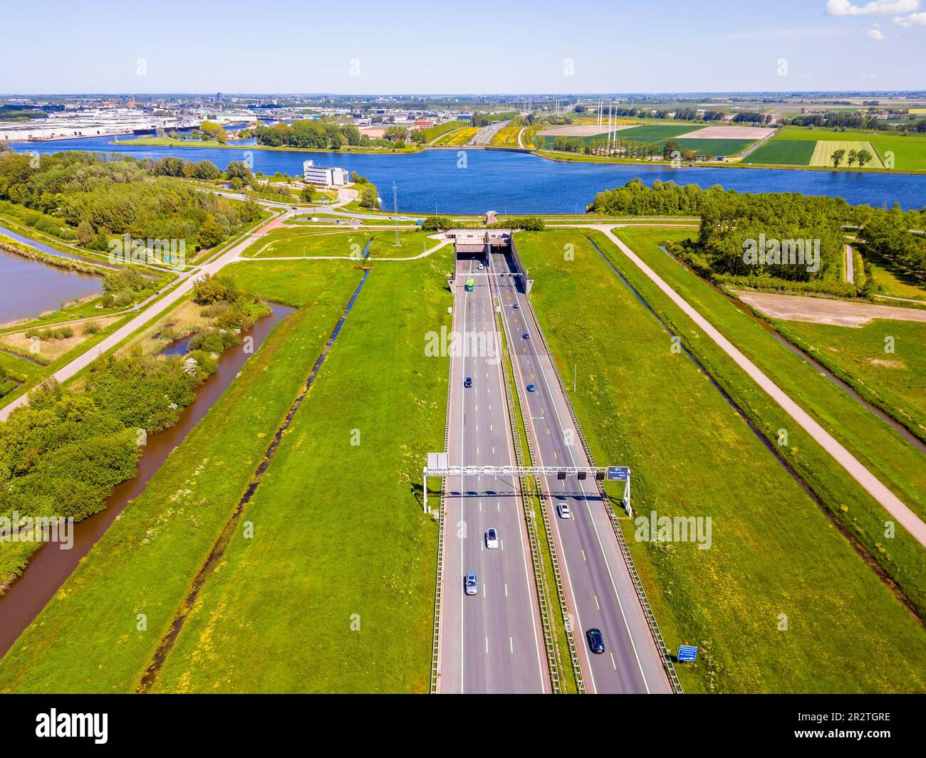 Drohne Point of View auf dem Wijker Tunnel in Beverwijk, Nordholland, Niederlande. Sie verläuft unter dem Nordseekanal und wurde 1996 eröffnet. Stockfoto