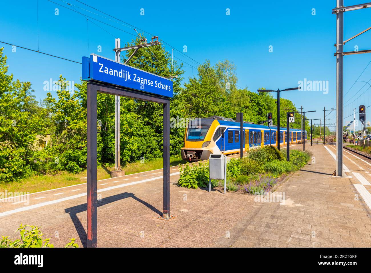 Zug nähert sich Zaandijk Zaanse Schans Bahnhof in Zaandam Niederlande Stockfoto