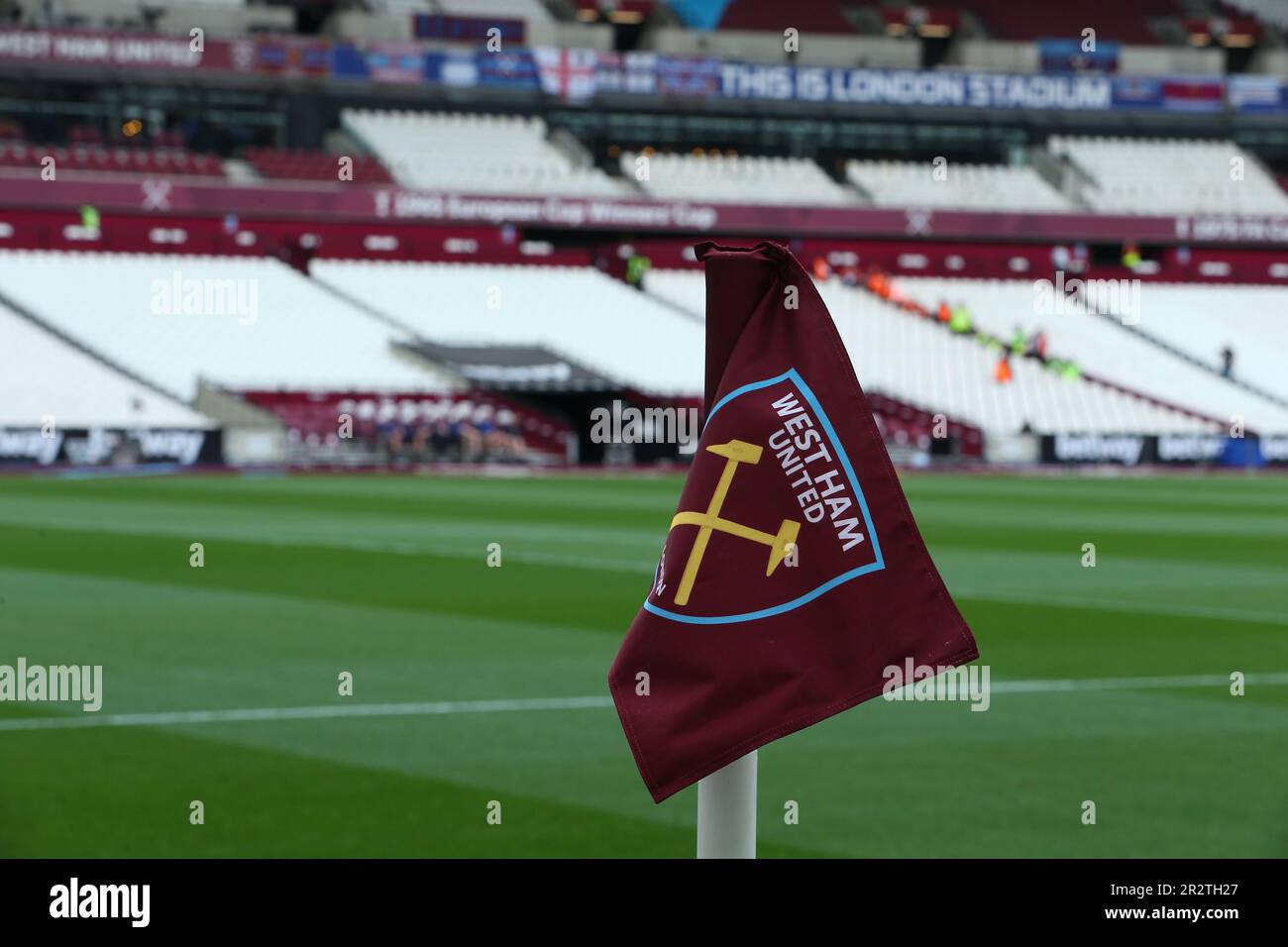 London Stadium, London, Großbritannien. 21. Mai 2023. Premier League Fußball, West Ham United gegen Leeds United; West Ham Logo auf der Eckflagge Credit: Action Plus Sports/Alamy Live News Stockfoto