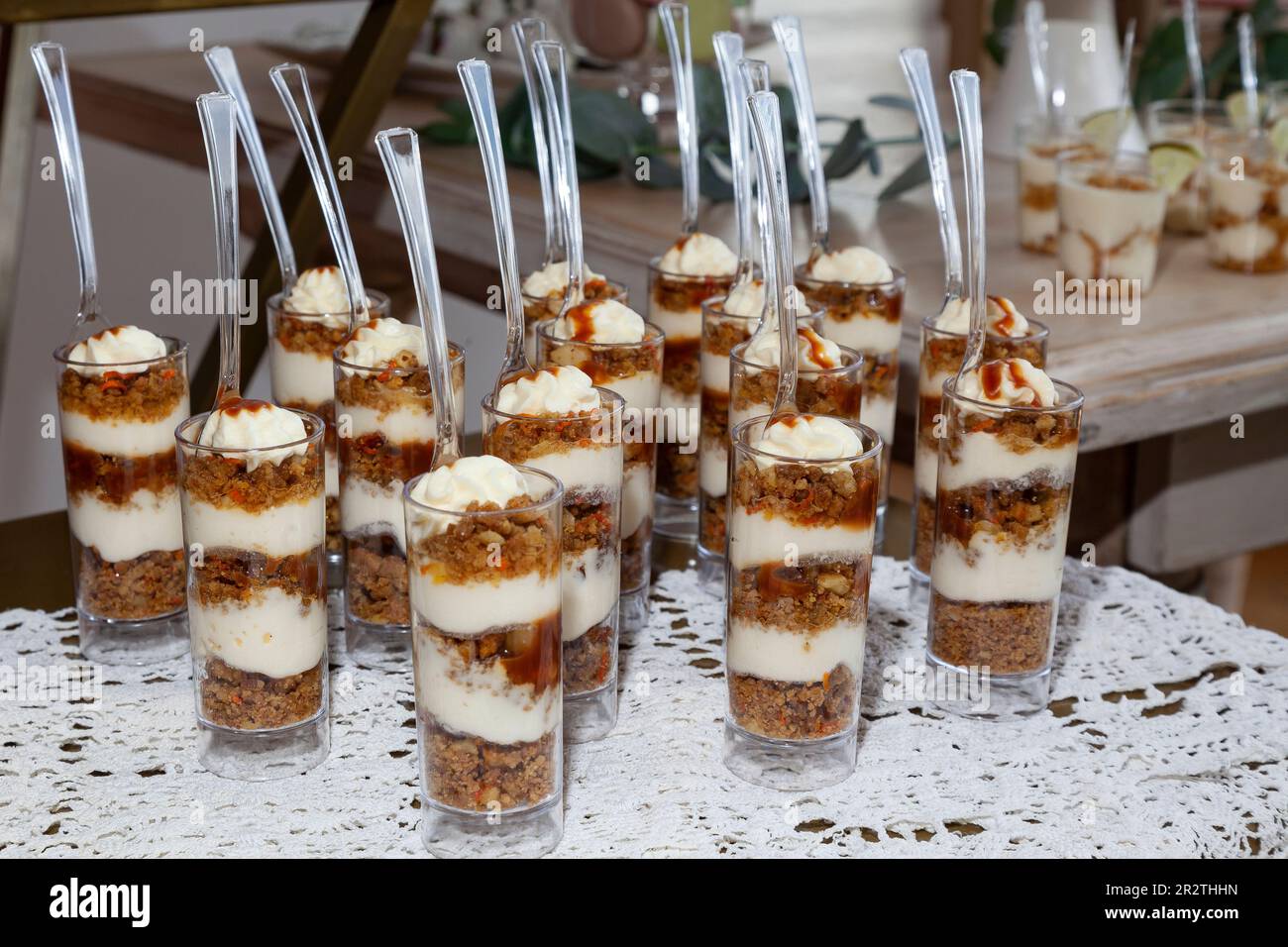 Gesellschaftliche Veranstaltung; Individuelle Präsentation Von Süßigkeiten Und Desserts Für Partygäste Stockfoto