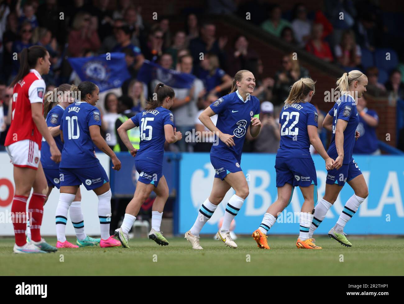 Chelsea's Magdalena Eriksson (Zentrum) feiert das zweite Tor ihrer Seite des Spiels während des Barclays Women's Super League-Spiels in Kingsmeadow, Kingston upon Thames. Foto: Sonntag, 21. Mai 2023. Stockfoto