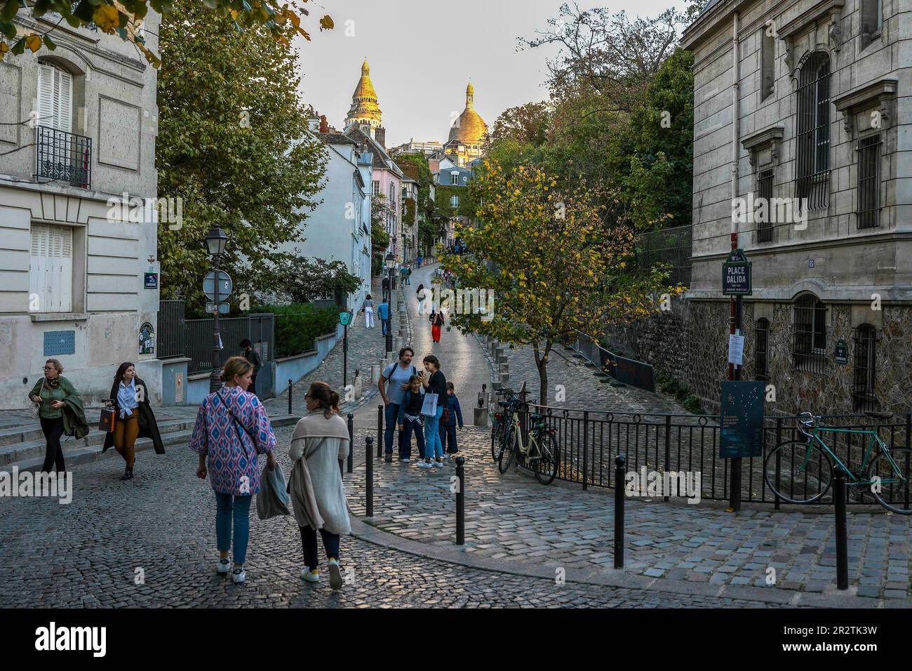 PARIS, FRANKREICH - 26. OKTOBER 2022: Typische französische Straße im Viertel Montmartre. Stockfoto