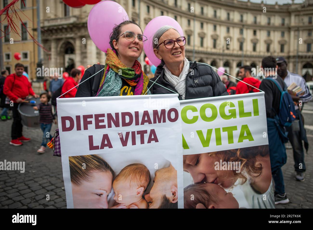 Eine junge Frau und ihre Mutter halten während einer Demonstration gegen Abtreibung Schilder mit dem Titel "Leben verteidigen" und "Leben akzeptieren". Eintausend Personen bei der Demonstration „Let's choose Life“, die von der Vereinigung „Pro Vita & Famiglia“ auf der Piazza della Repubblica in Rom organisiert wurde, um Nein zur Abtreibung und Ja zum Leben zu sagen. Es gab viele Priester, Nonnen, Familien und normale Bürger, die mehr als 120 Verbänden oder "Kirchen" angehörten, wie der "Sabaoth Church", einer protestantischen Kirche mit dem Ziel, eine Armee von Menschen zu bilden, deren Waffen Liebe und Gebete sind. Schilder und Slogans auf Italienisch, aber Englisch, Polnisch und Französisch wir Stockfoto