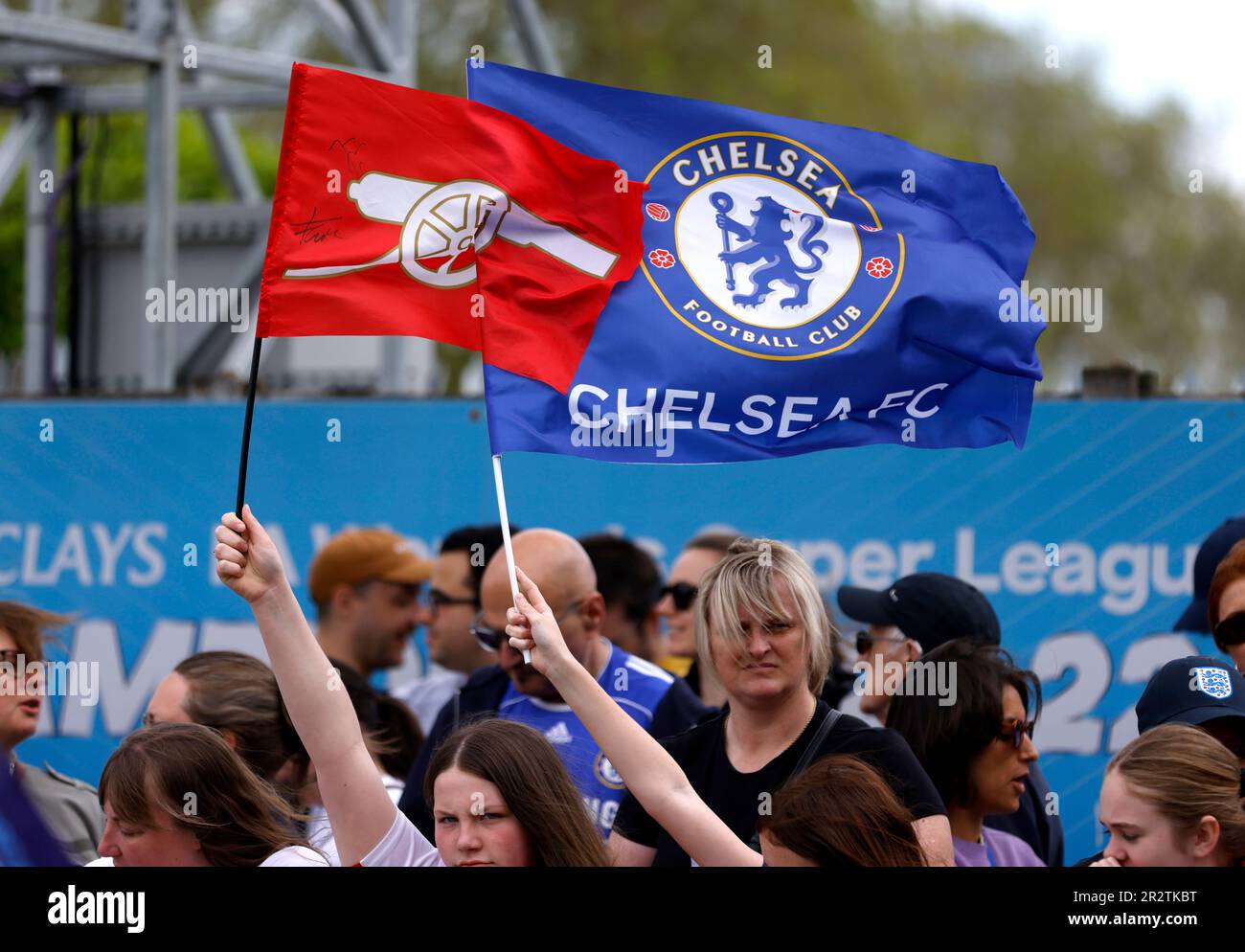 Arsenal- und Chelsea-Fans zeigen ihre Unterstützung beim Barclays Women's Super League-Spiel in Kingsmeadow, Kingston upon Thames. Foto: Sonntag, 21. Mai 2023. Stockfoto