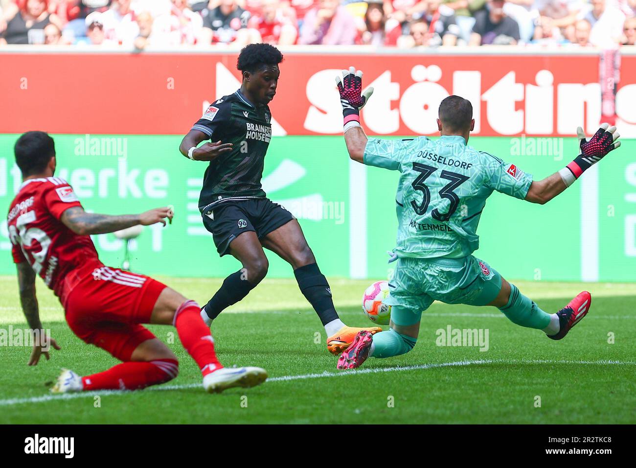 Düsseldorf, Deutschland, 21.05.2023. Fortuna Düsseldorf gegen Hannover 96,  Fußball 2. Bundesliga, 33. Spieltag, Staffel 2022/2023. Derrick Köhn  (Hannover 96) geht durch das Tor und überholt den Torwart Florian  Kastenmeier (Fortuna Düsseldorf), bevor