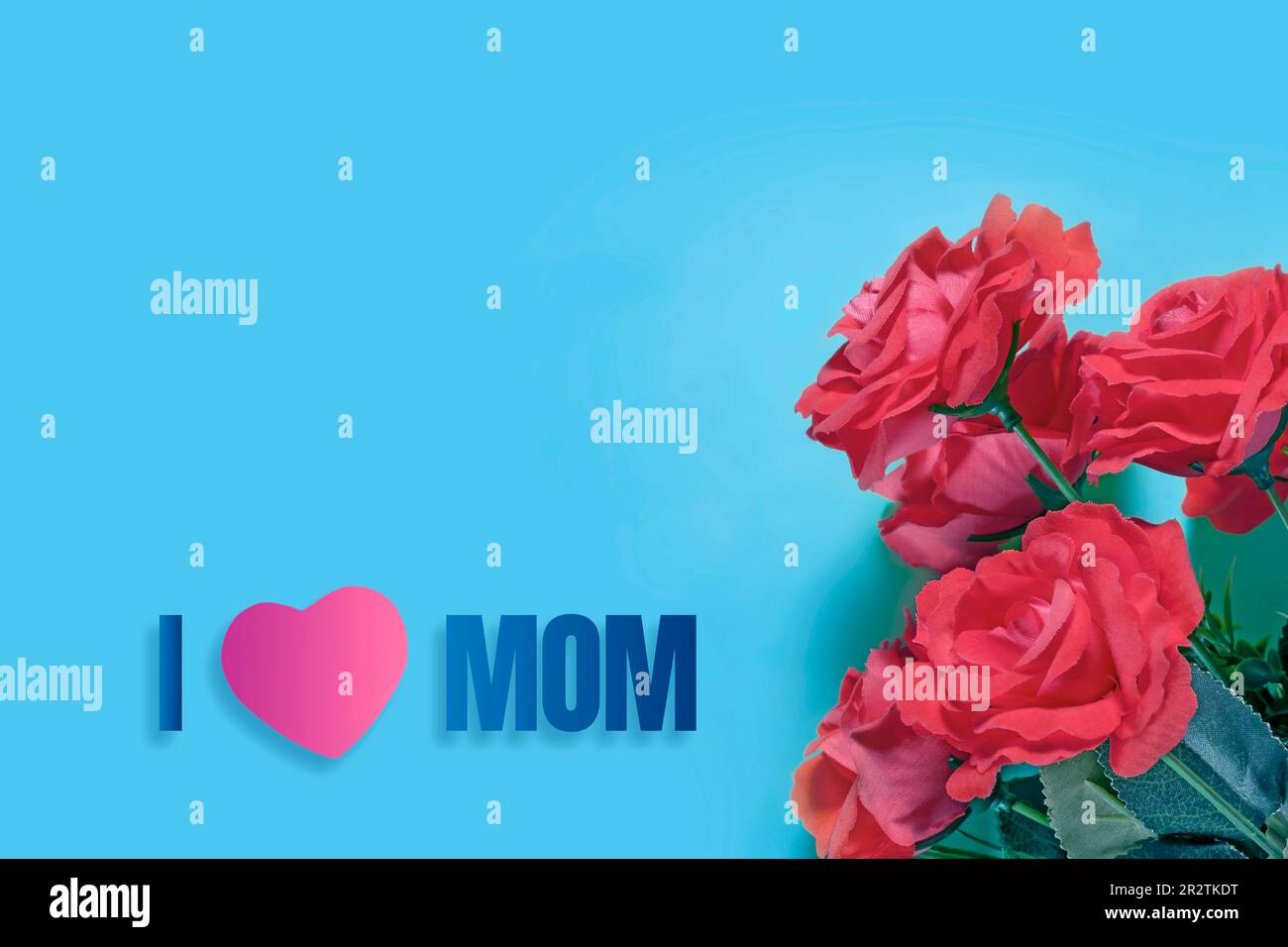Muttertag-Hintergrund mit roten Rosen und Text "i love mom" auf blauem Hintergrund. Stockfoto