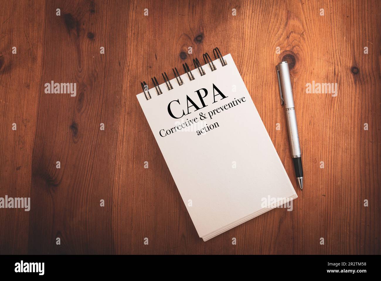 Notizbuch mit CAPA, Akronym für Korrektur- und Vorbeugungsmaßnahmen, Hintergrund für Unternehmen Stockfoto