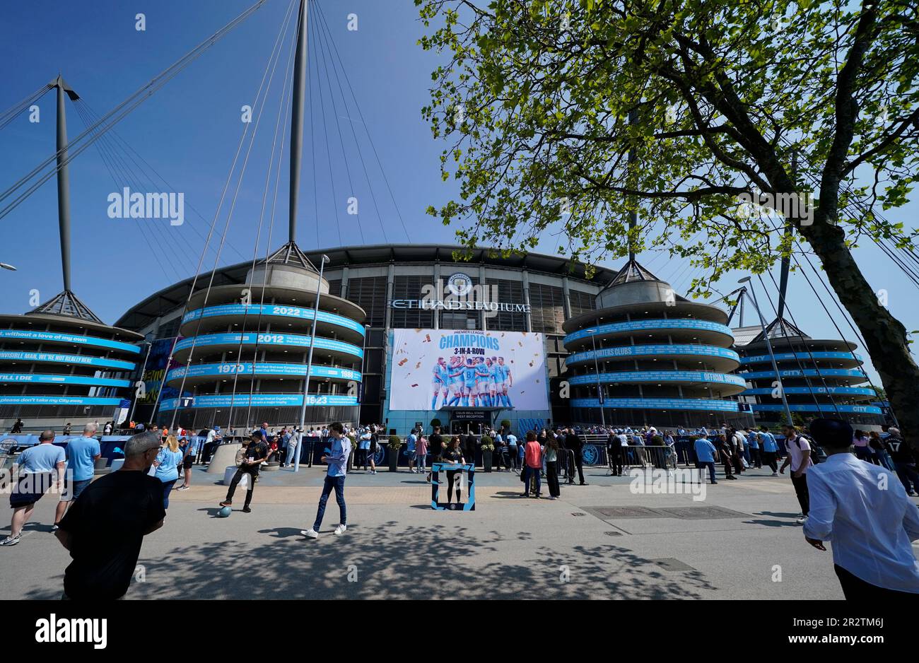 Manchester, Großbritannien. 21. Mai 2023. Die Fans treffen ihr Team mit einem riesigen Poster, auf dem sie während des Premier League-Spiels im Etihad Stadium, Manchester, den Club 3 in Folge als Erfolg verkünden. Das Bild sollte lauten: Andrew Yates/Sportimage Credit: Sportimage Ltd/Alamy Live News Stockfoto