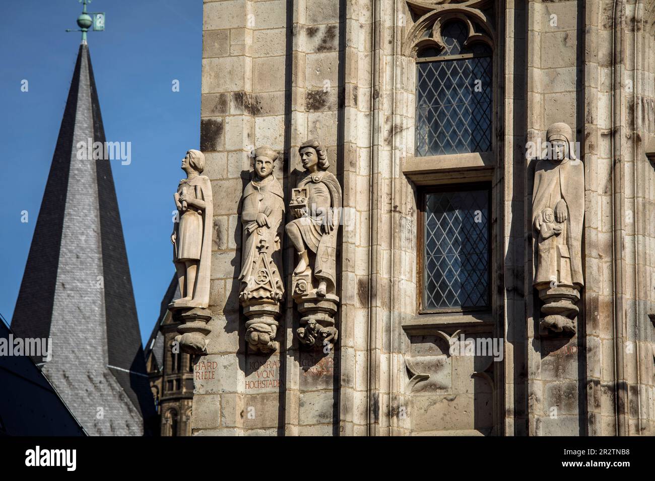 Statuen wichtiger Persönlichkeiten am Turm des historischen Rathauses in der Kölner Altstadt. Statuen bedeutender Persoen Stockfoto