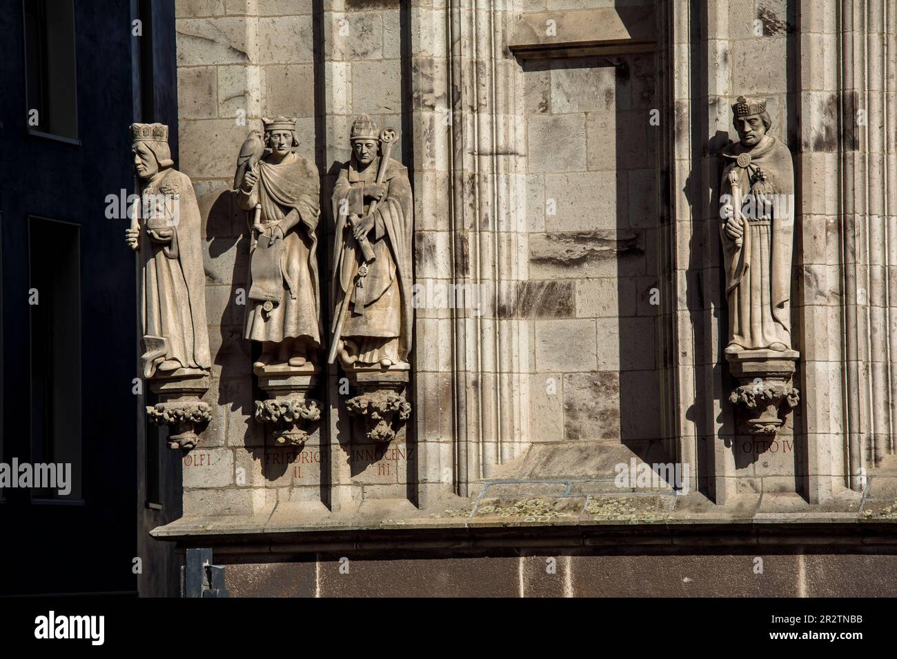 Statuen wichtiger Persönlichkeiten am Turm des historischen Rathauses in der Kölner Altstadt. Statuen bedeutender Persoen Stockfoto