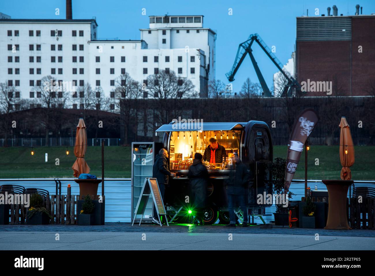 Mobile Kaffeebar im Rheinau Hafen, im Hintergrund die Auer-Mühle im Deutz Hafen, Köln. Mobile Kaffeebar im Rheinauhafen, im Hinterg Stockfoto