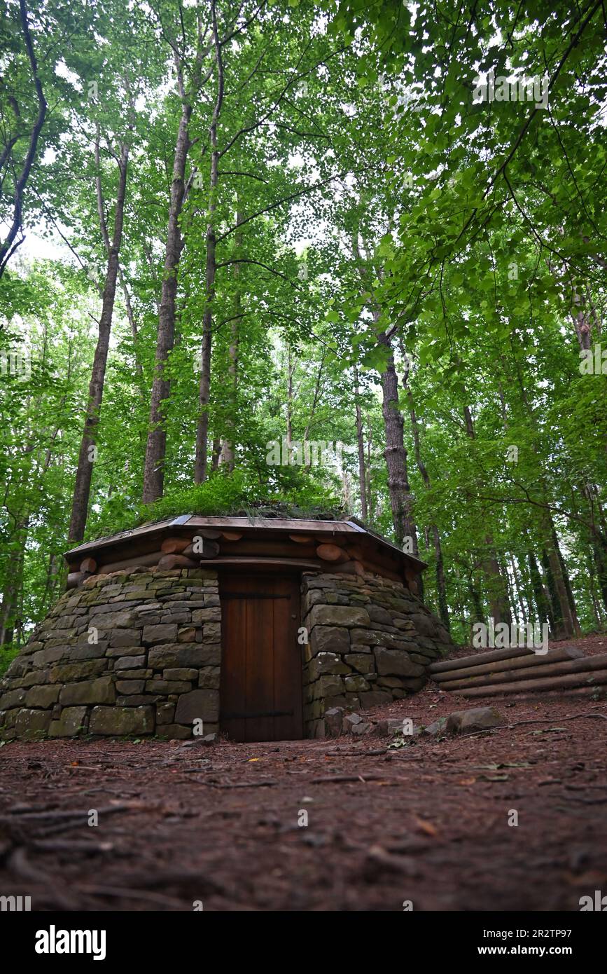 Die öffentliche Kunstinstallation „Cloud Chamber for the Trees and Sky“ von Chris Drury befindet sich im NCMA Museum Park in Raleigh, NC. Stockfoto