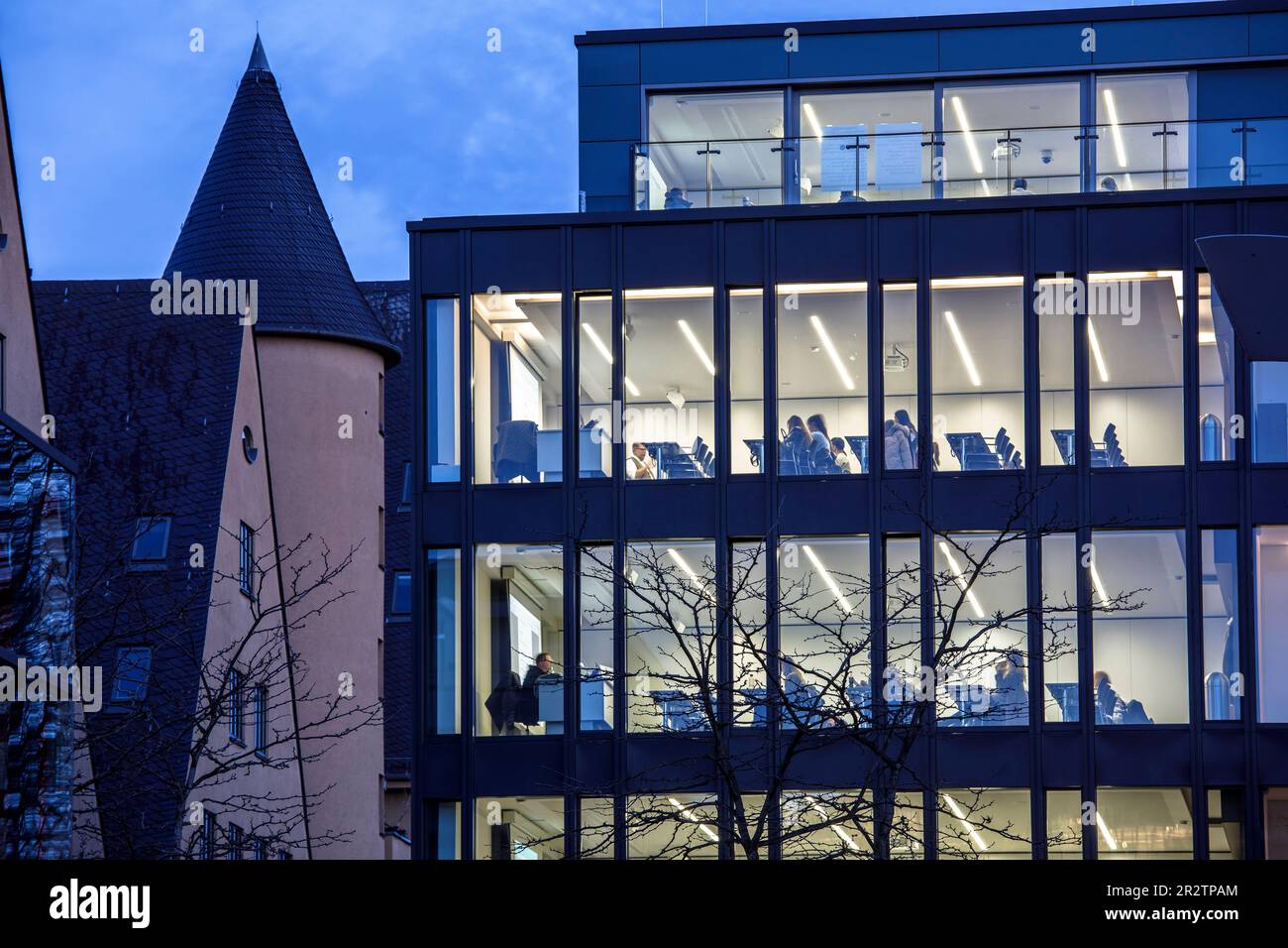 Die FOM University of Applied Sciences for Economics and Management im Rheinau Hafen, links das alte Lagerhaus, ein exklusives Anwesen für Offi Stockfoto