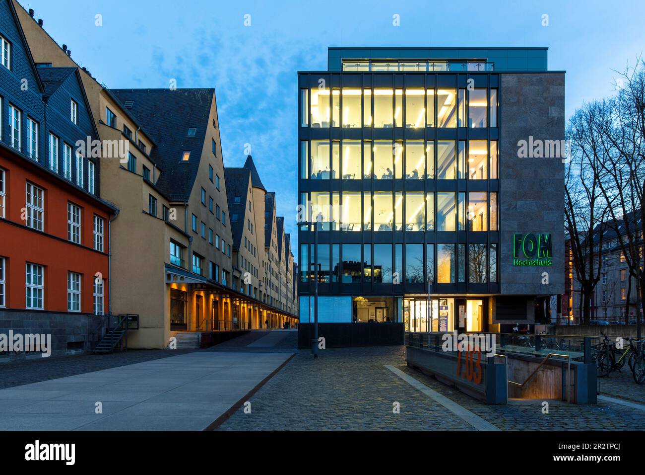 Die FOM University of Applied Sciences for Economics and Management im Rheinau Hafen, links das alte Lagerhaus, ein exklusives Anwesen für Offi Stockfoto