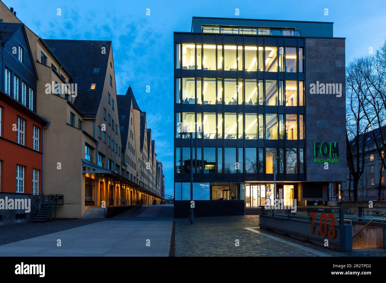Die FOM University of Applied Sciences for Economics and Management im Rheinau Hafen, links das alte Lagerhaus, ein exklusives Anwesen für Offi Stockfoto