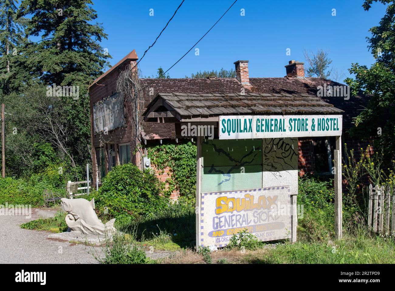 Chase, BC, Kanada; August 2022; seitlicher Blick auf das grüne, überwucherte rustikale Gebäude des Squilax General Store and Hostel entlang der Trans-Canada Highwa Stockfoto