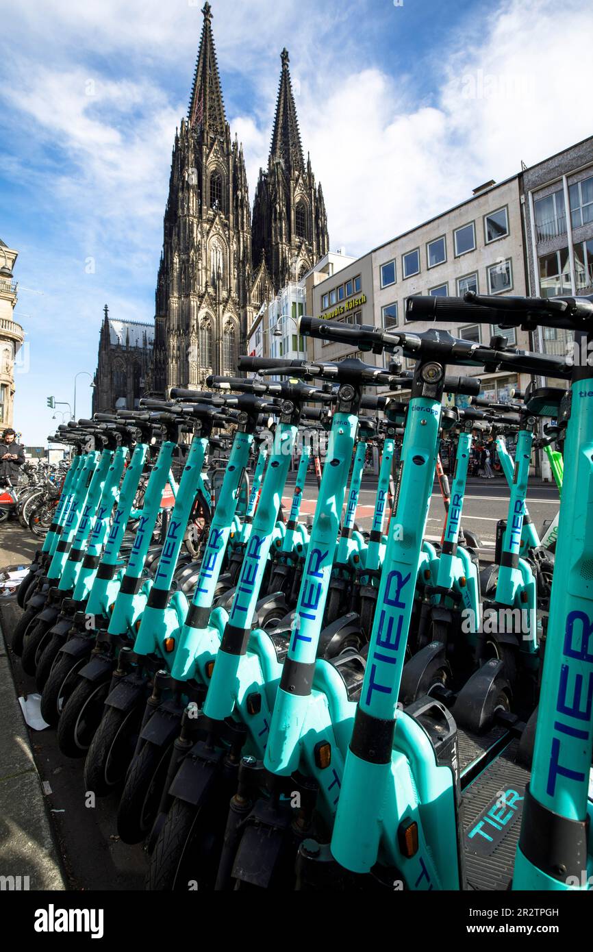 Die gemieteten Elektroroller auf der Komoedien-Straße in der Nähe des Doms, Köln, befinden sich auf dem Parkplatz. Tier Elektroscooter zum mieten stehen an der Komo Stockfoto