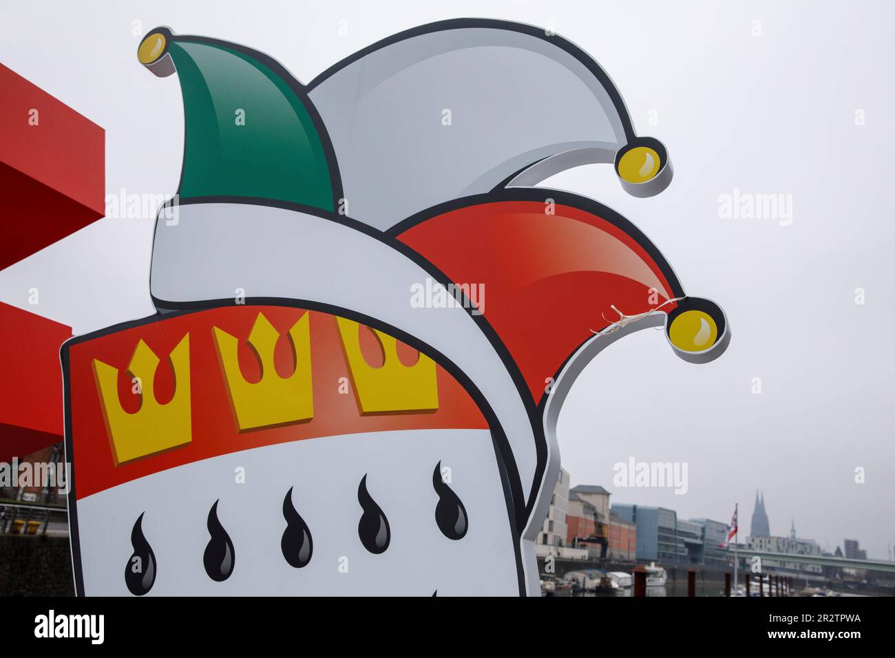 Wappen und Narrenmütze der 2 Meter hohen Alaaf-Schrift im Rheinau-Hafen. Geschenk vom Festkomitee Koelner Karneval für das 200. Jahr Stockfoto