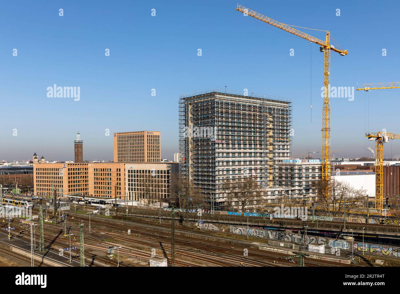 Blick auf den Bahnhof Deutz und der Baustelle des Bauvorhabens MesseCity Koeln in der Nähe der Messegelände im Stadtteil Deutz, Köln, Stockfoto