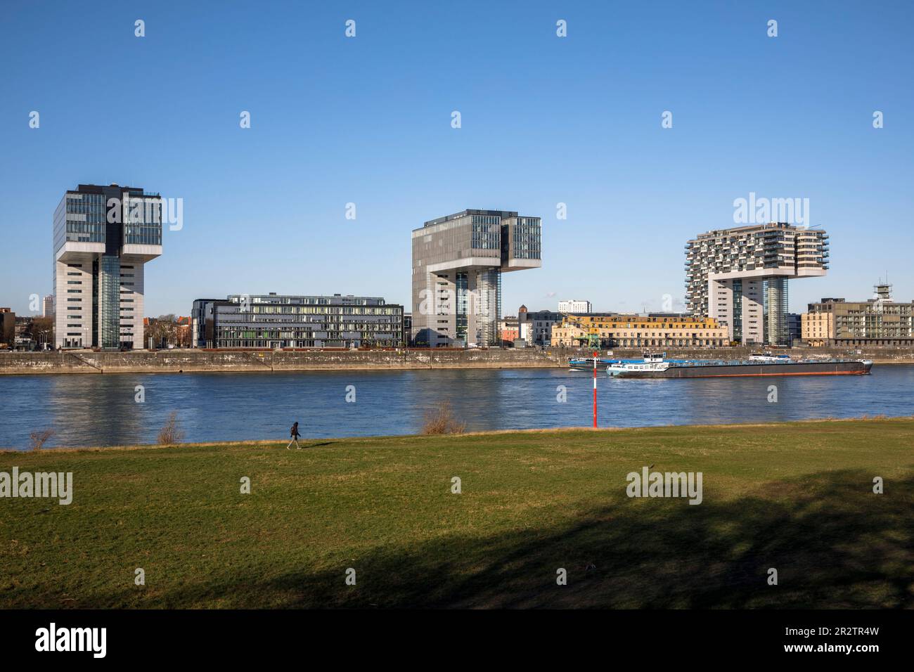 Frachtschiff vor den Kranhäusern im Rheinauer Hafen, Köln. Frachtschiff vor den Kranhaeusern im Rheinauhafen, Köln, Deutschl Stockfoto