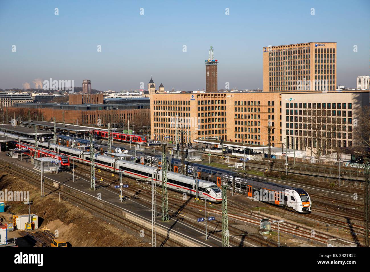 Blick auf den Bahnhof Deutz, die Zürcher Versicherungsgesellschaft und das Motel One in der MesseCity Köln im Stadtteil Deutz, im Hintergrund das Fair Tow Stockfoto