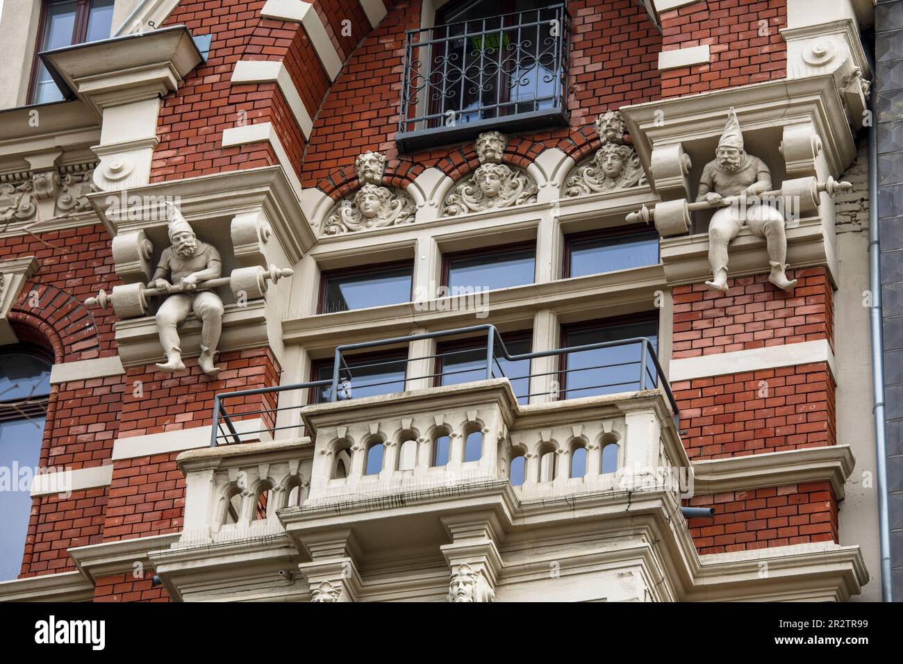 Heinzemaennchen Gnom an der Fassade eines alten Gebäudes in Hansaring, Köln. Heinzemaennchen Skulpturen an der Fassade eines Altbaus am Han Stockfoto