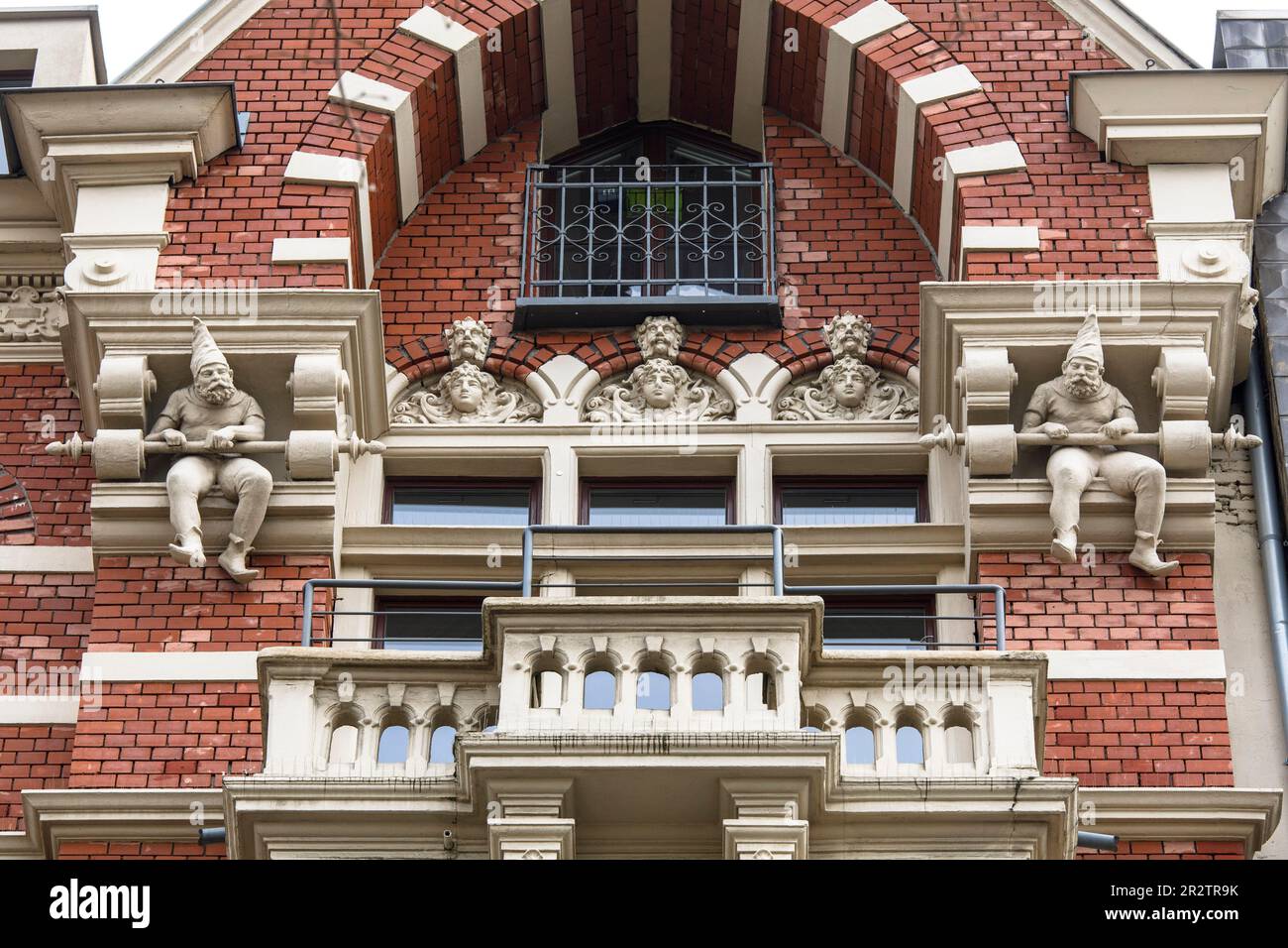 Heinzemaennchen Gnom an der Fassade eines alten Gebäudes in Hansaring, Köln. Heinzemaennchen Skulpturen an der Fassade eines Altbaus am Han Stockfoto