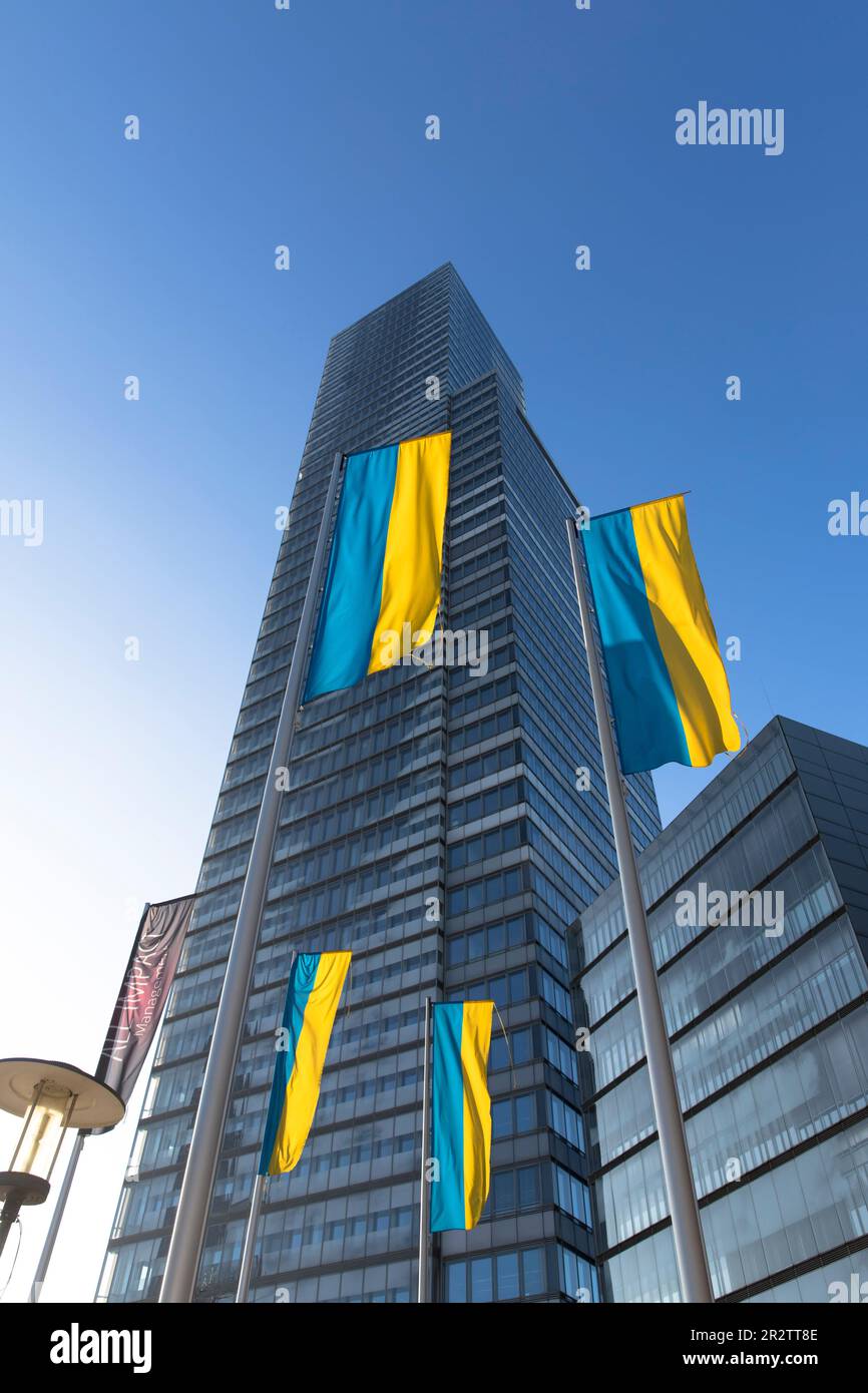 Der Kölner Turm am Mediapark, ukrainische Flaggen als Zeichen der Solidarität, Köln, Deutschland. Der Koelnturm im Mediapark, Ukrainsche Fahnen als Zeich Stockfoto