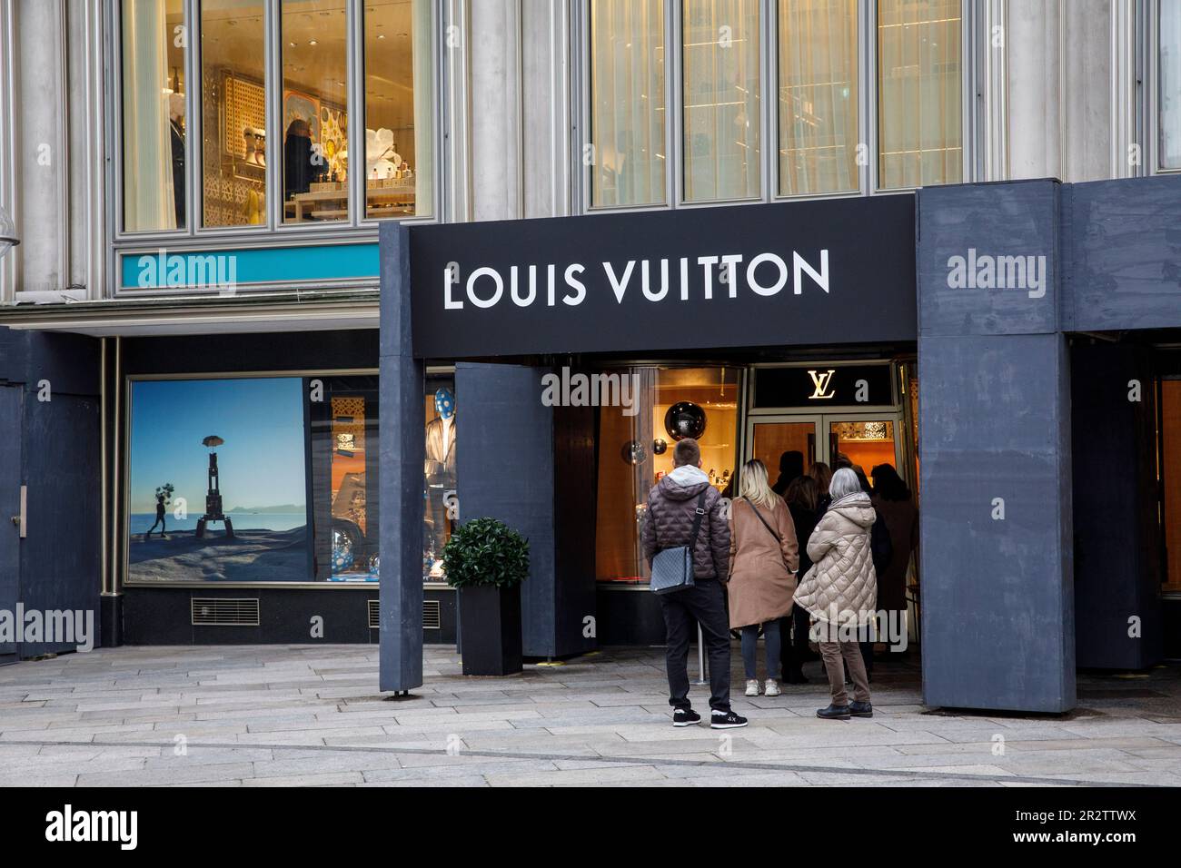 Alemania, Colonia, la tienda de Louis Vuitton en el Balu-Gold-casa, cerca  de la catedral. Deutschland, Koeln, der Louis Vuitton Tienda Blau-Gold  im-Haus un Fotografía de stock - Alamy