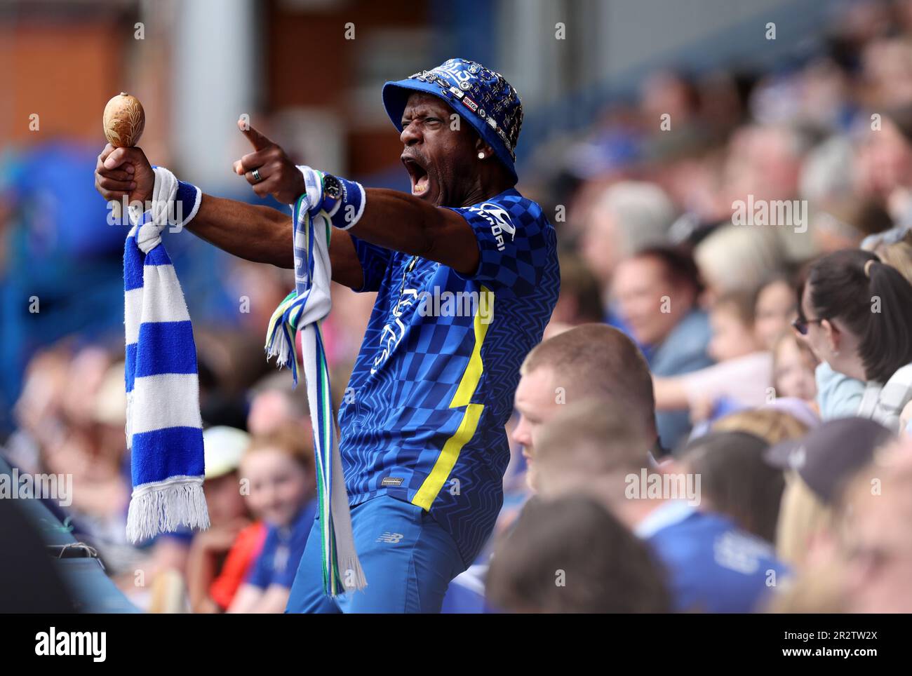 Ein Chelsea-Fan zeigt seine Unterstützung auf den Tribünen während des Barclays Women's Super League-Spiels in Kingsmeadow, Kingston upon Thames. Foto: Sonntag, 21. Mai 2023. Stockfoto